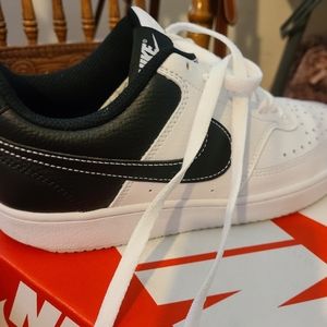 Nike womens court vision low